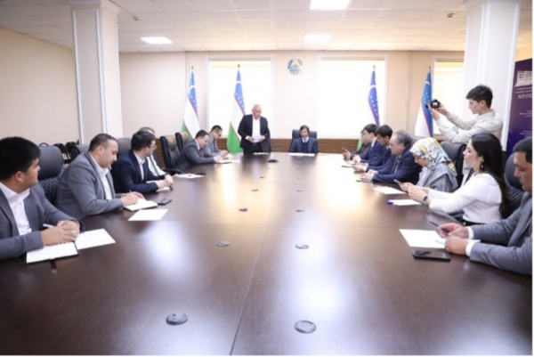 Rundtischgespräch zur Förderung der Zusammenarbeit in den Handels- und Wirtschaftssektoren der Regionen